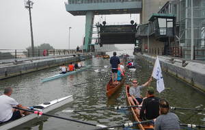 entrée dans le bac du plan incliné de Ronquière à l'aviron