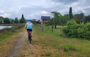 Caro repart vers le bac de Jumieges après avoir participer à cette 1ere partie de journée